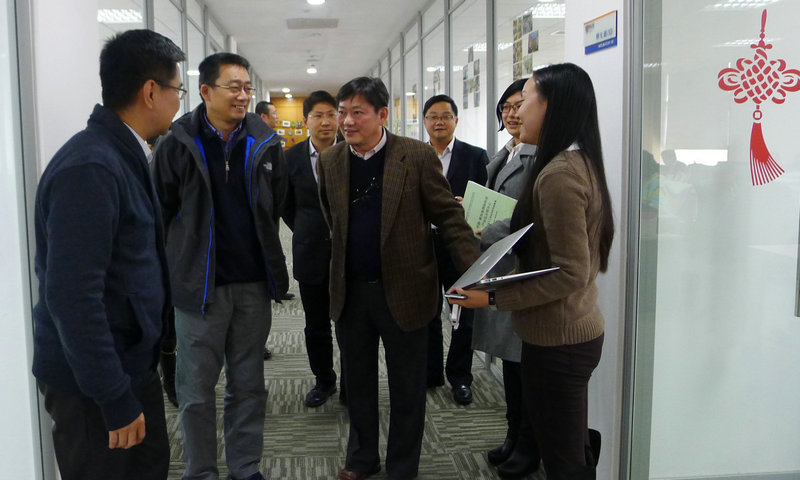科技部国际合作司副司长续超前一行访问新国大苏研院
