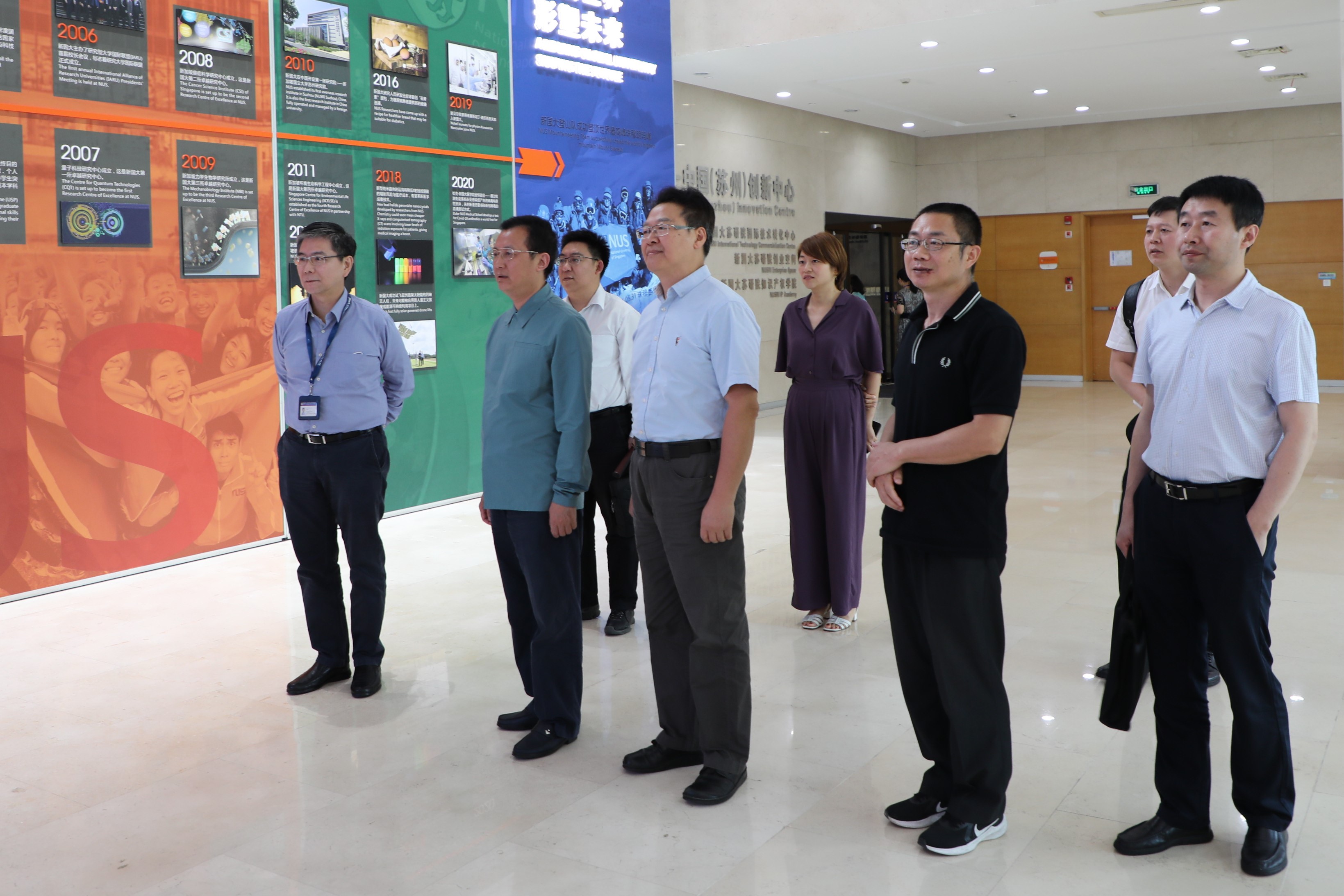 重庆市中新项目管理局党组书记、局长曾菁华一行来访新国大苏研院